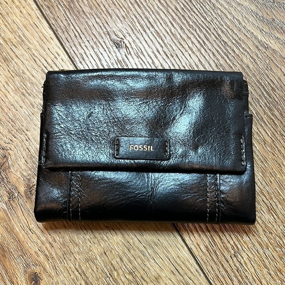 Fossil Ellis Black Leather Multifunctional Wallet - Picture 1 of 10